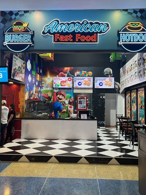 Fachada de la atracción de video juegos American Fast Food en Metropolis Barquisimeto