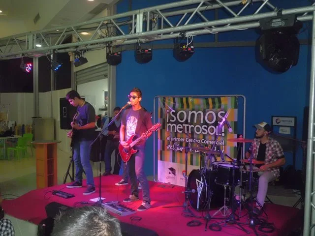 Banda musical de rock animando la celebración del sexto aniversario de Metrosl Maracaibo