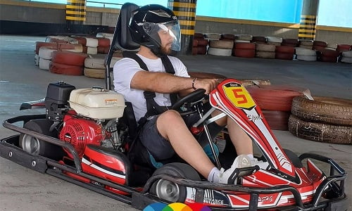 Visitante de Metroland Barquisimeto recorriendo la pista de karting