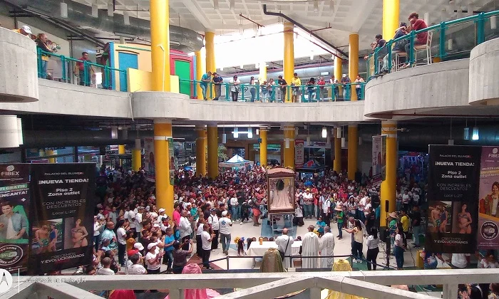 Aniversario: Vista general de la plaza central del centro comercial Metropolis Barquisimeto