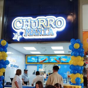 Fachada de la tienda de churros Churromanía en Metropolis Barquisimeto