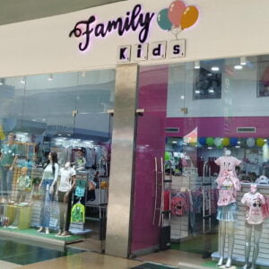 Fachada de la tienda de moda infantil Family Kids en Metropolis Barquisimeto