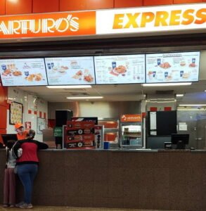 Fachada del restaurante Arturo's Express mostrando los mejores combos de pollo en Metropolis Barquisimeto