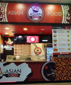 Fachada del restaurante Asian Food con la carta de su deliciosa comida en Metropolis Barquisimeto