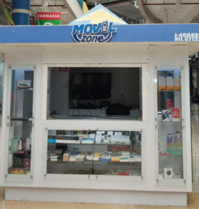 Vitrina del Kioko de Movil Zone con celulares y accesorios en Metropolis Barquisimeto