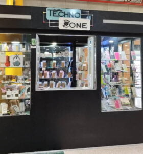 Vitrina de la tienda Techno Zone que muestra celulares y accesorios en Metropolis Barquisimeto