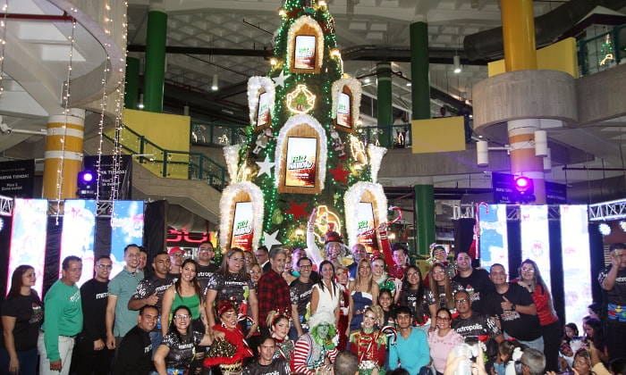 Metropolis encendió la magia: Visitantes y actores posan delante del imponente arbol de navidad