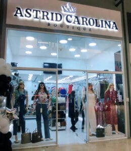 Vitrina de la tienda de moda femenina Astrid Carolina en Metropolis Barquisimeto