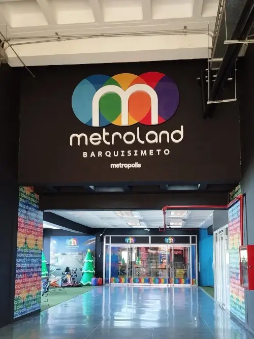 Entrada de Metroland, el parque de atracciones de Metropolis Barquisimeto