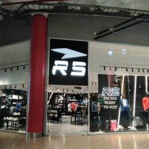 Vitrina de la tienda de moda casual RS en Metropolis Barquisimeto