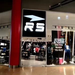 Fachada de tienda RS en Metropolis Barquisimeto