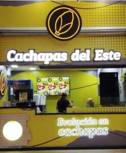 Vista general del mostrador de atención al cliente del restautrante Cachapas del Este en Metropolis Barquisimeto