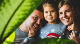 Papá y mamá con su hija felices de celebrar el mes del padre en el centro comercial Metropolis Barquisimeto