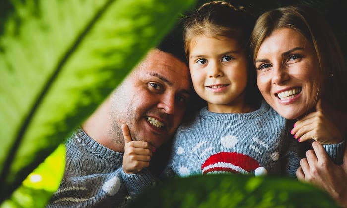Papá y mamá con su hija felices de celebrar el mes del padre en el centro comercial Metropolis Barquisimeto