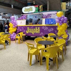 Vista del Kioko y mesas de la heladería Jayati en Metropolis Barquisimeto