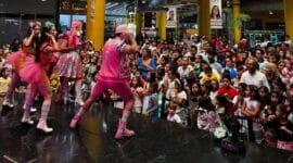 Celebración infantil: Niños y adultos reunidos frente a la tarima de una de las presentaciones musicales durante la Expo Diversión de dicada a los niños en Metropolis Barquisimeto