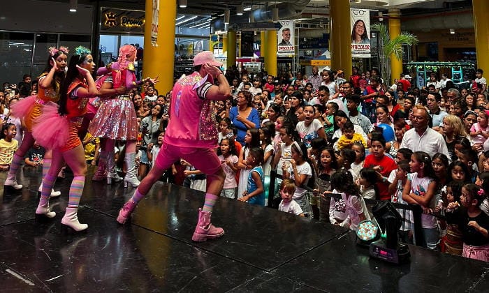 Celebración infantil: Niños y adultos reunidos frente a la tarima de una de las presentaciones musicales durante la Expo Diversión de dicada a los niños en Metropolis Barquisimeto