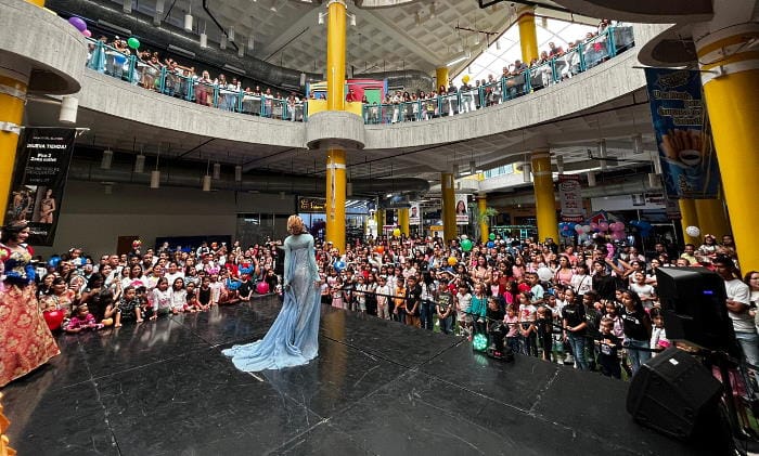 Niños y adultos disfrutando del espectáculo de las princesas de Disney durante la Expo Diversión en Metropolis Barquisimeto