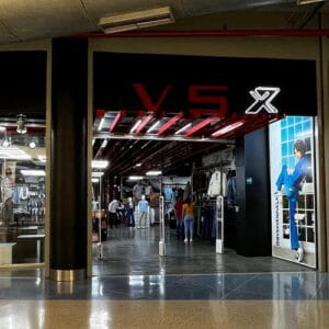 Fachada de la tienda de ropa casual VSX en Metropolis Barquisimeto