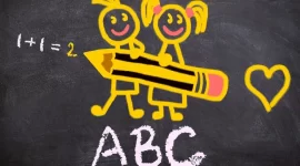 Ilustración con dibujo de un niño y niña sosteniendo un lápiz hecha en tiza sobre un pizarrón por el regreso a clases
