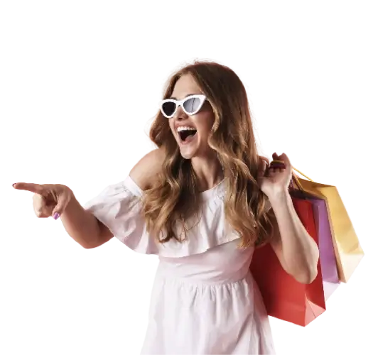 Joven mujer lleva varias bolsas de compras y sostiene muchos globos negros - Black Friday Metropolis Barquisimeto