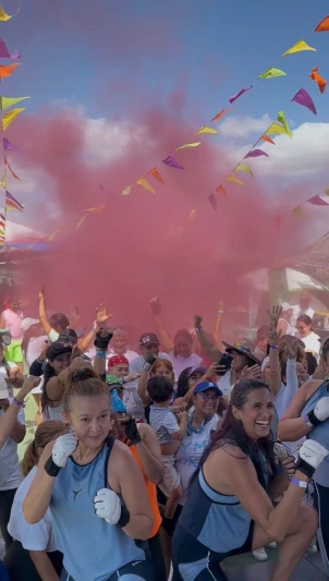 Alegría y emoción durante la explosión de colores Holi durante el cierre del Metro Fitness 2026 en Metrópolis Barquisimeto