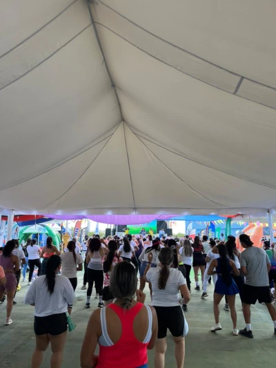 Personas haciendo ejercicio en el estacionamiento de Metropolis Barquisimeto durante Metro Fitness 2026.