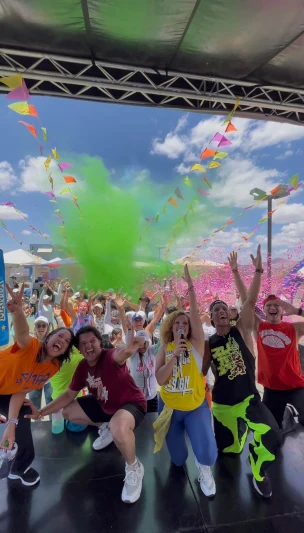 Explosión de colores Holi durante el cierre del Metro Fitness 2026 en Metropolis Barquisimeto