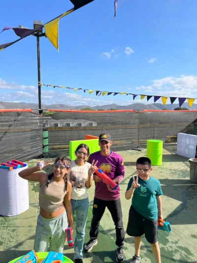 Niños disfrutando en la zona de recreación infantil mientras sus padres participan en Metro Fitness Barquisimeto