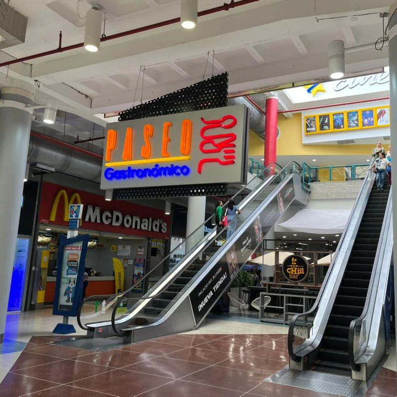 Espacios de Metropolis Barquisimeto mostrando el acceso al Paseo Gastronómico