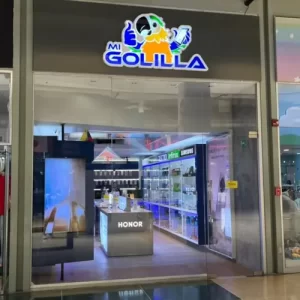 Entrada de la tienda de teléfonos Mi Golilla en Metrópolis Barquisimeto, destacando vitrinas con celulares y accesorios.