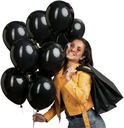 Joven mujer lleva varias bolsas de compras y sostiene muchos globos negros - Black Friday Metropolis Barquisimeto